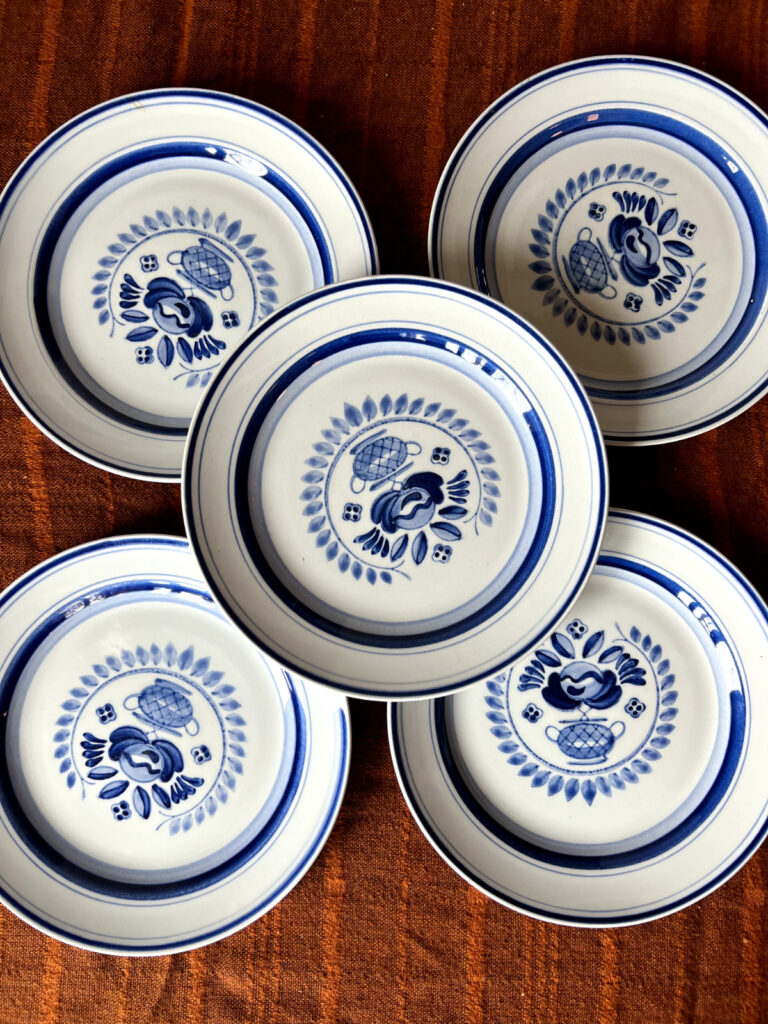 Read more about the article Set of 5 Vintage Arabia Finland BLUE ROSE 9.25″ “Luncheon” or salad plate