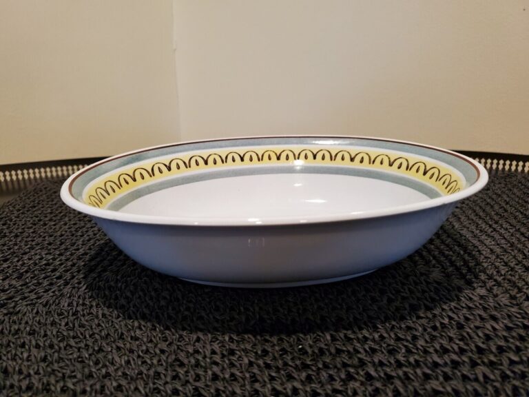 Read more about the article ARABIA CROWN BAND 9 INCH OVAL VEGETABLE BOWL – CLEAN!!