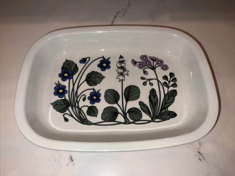 Read more about the article Arabia Finland Flora ceramic stoneware casserole dish￼ 14”x10” Rare