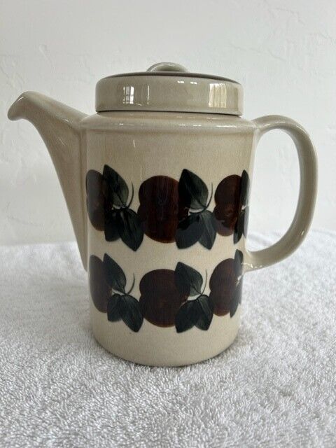 Read more about the article Vintage Arabia Finland Ruija Troubadour Coffee Pot with Lid 