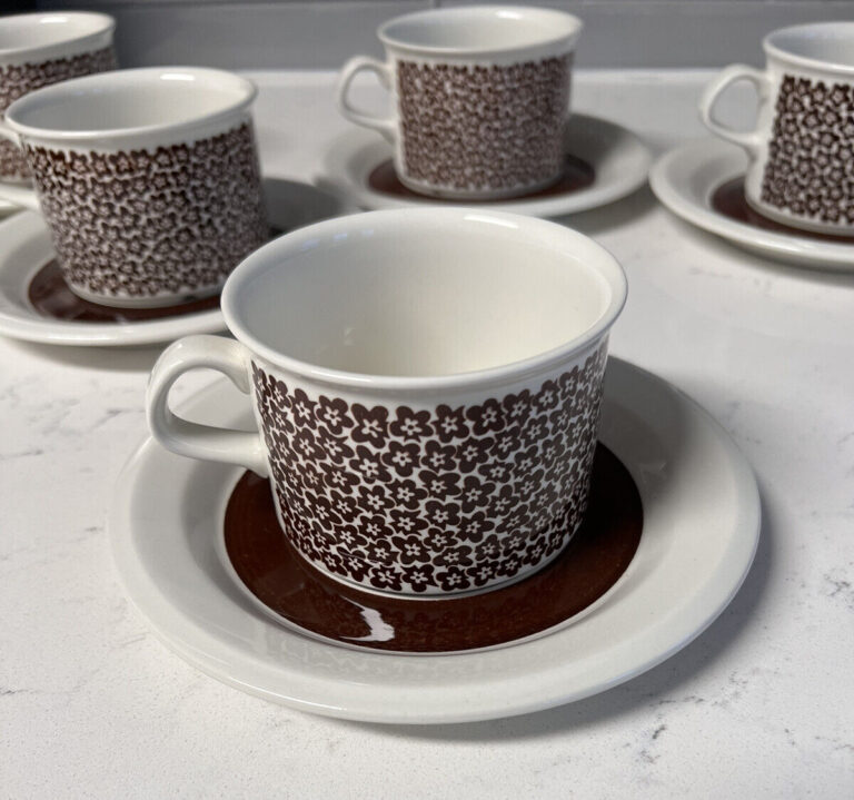 Read more about the article Arabia Faenza Little Brown Flower Cup And Saucer Inkeri Leivo Finland. Set of 5