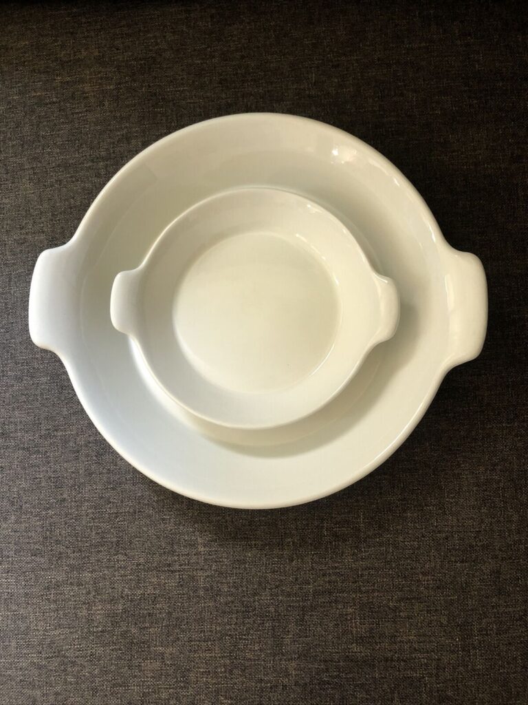 Read more about the article VTG SET 2 ARABIA FINLAND ARCTICA AU GRATIN DISHES ROUND HANDLED WHITE CASSEROLE