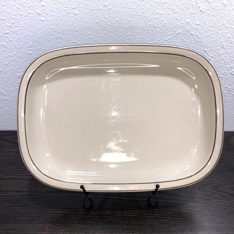 Read more about the article Vintage Arabia of Finland FENNICA 13″ Rectangular Serving Platter Brown Bands