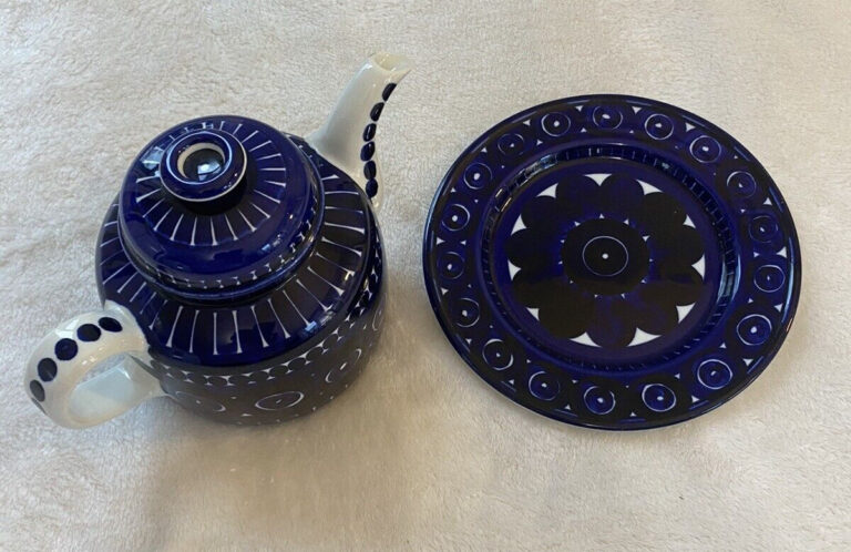 Read more about the article Vintage ARABIA VALENCIA Blue Teapot Finland and 7.75” Bread Plate circle Flower