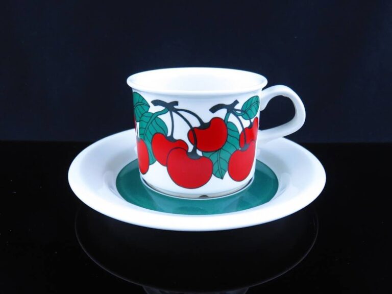 Read more about the article ARABIA #63 Kirsikka coffee cup saucer Peter Winquist