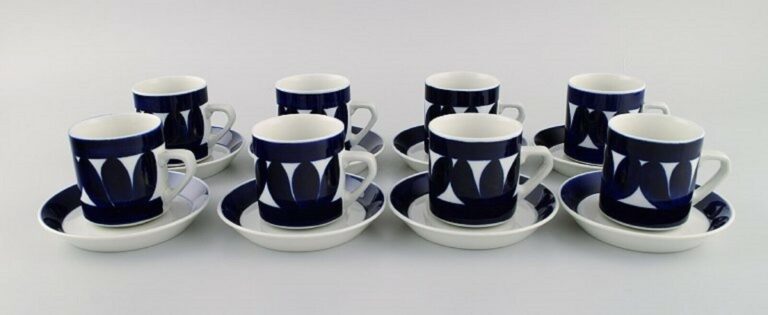 Read more about the article Raija Uosikkinen (1923-2004) for Arabia. Eight Sotka coffee cups with saucers