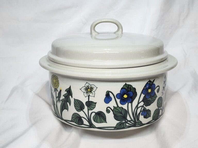 Read more about the article Vintage Arabia of Finland Flora 9” Vegetable Serving Bowl w/ Lid Glaze Crack Lid