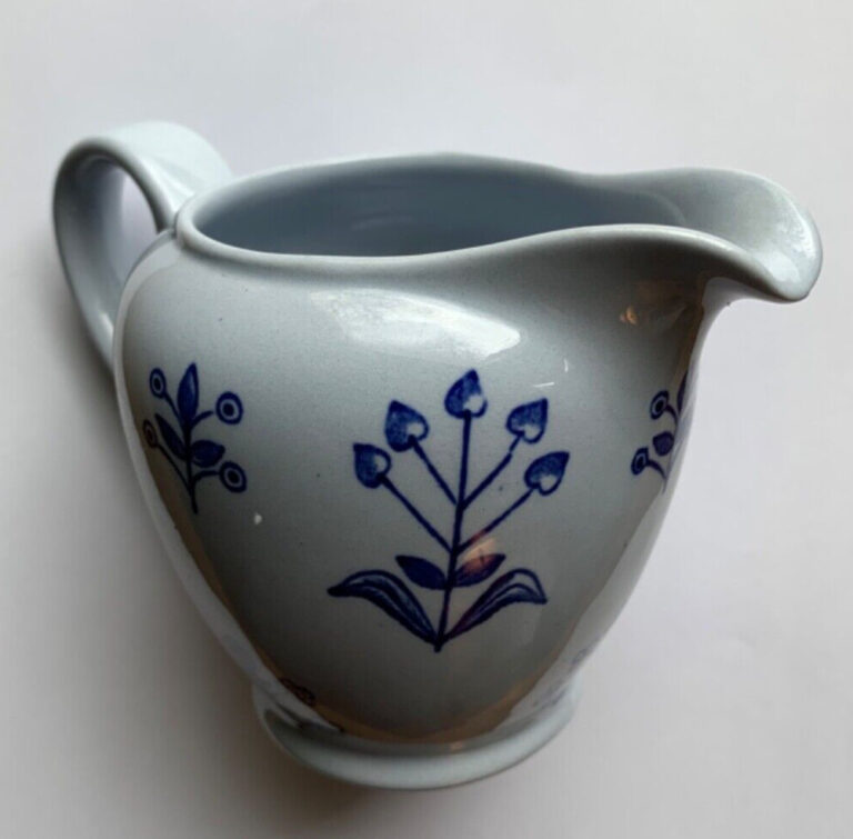 Read more about the article Vintage Arabia Finland Pitcher / Creamer Tapestry Blue