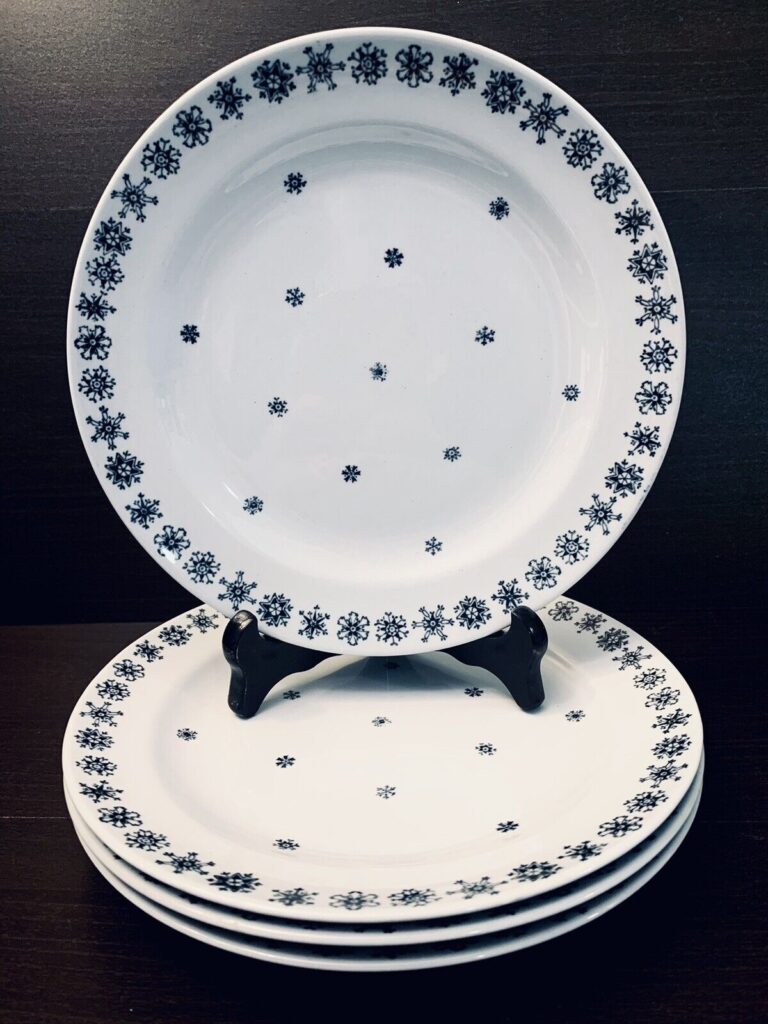 Read more about the article Arabia Finland Snowflake Salad Plates 7 3/4” Dark Blue on Blue / Grey Set of 4