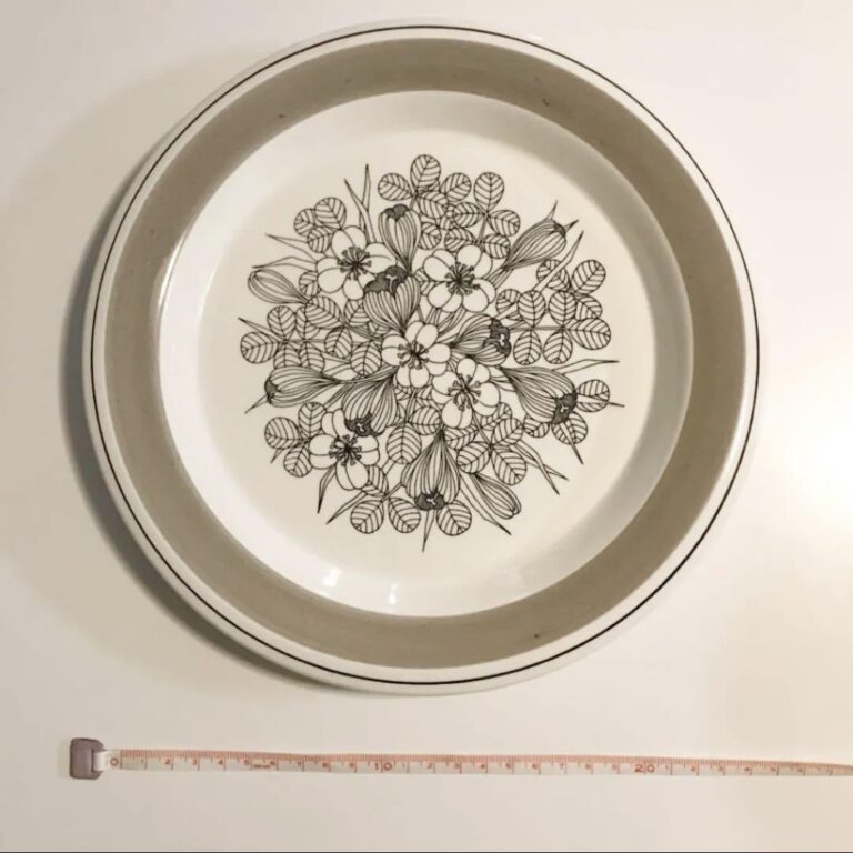 Read more about the article Arabia Vintage Krokus Platter Gray Rim Crocus