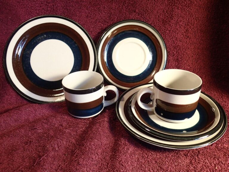 Read more about the article 2 CUPS + 4 SAUCERS  NICE PORCELAIN COFFEE SET  ” KAIRA ” ARABIA FINLAND FINNISH