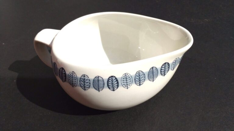 Read more about the article Vintage Mid Century Modern Arabia Linnea Serving Gravy Sauce Boat Finland