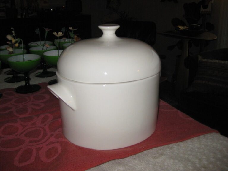 Read more about the article Vintage Arabia of Finland – Porcelain White Paratiisi Soup Tureen w/lid