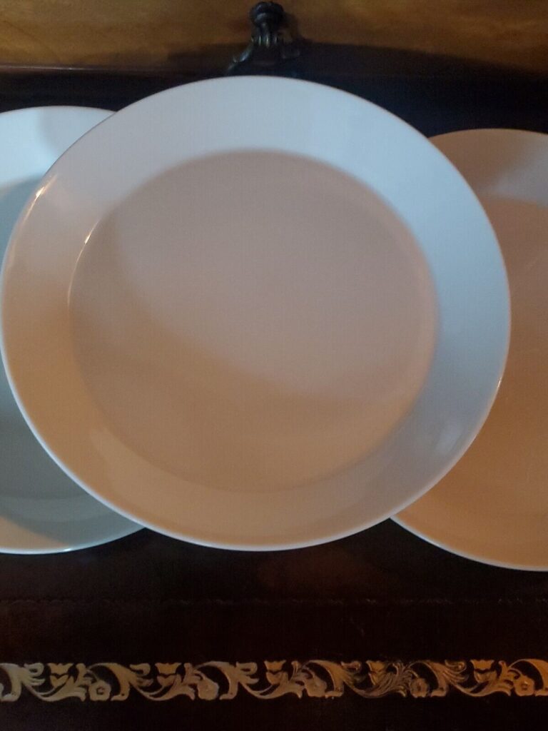 Read more about the article Set of 3 Arabia Finland Teema Off White Salad Plates 7.5″ ** Read Description!