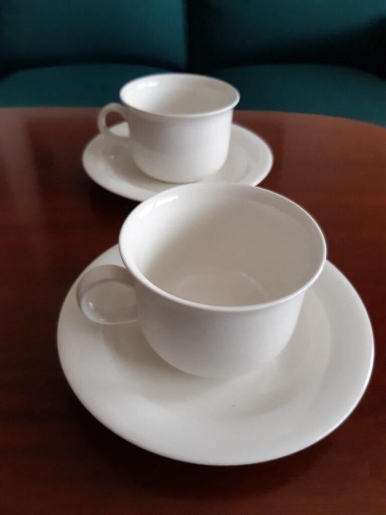 Read more about the article A pair Arabia Finland Arctica porcelain teacups