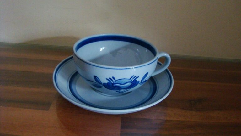 Read more about the article Blue Rose Arabia Findland Rose Blue Cup and Saucer Handpainted Blue 4″