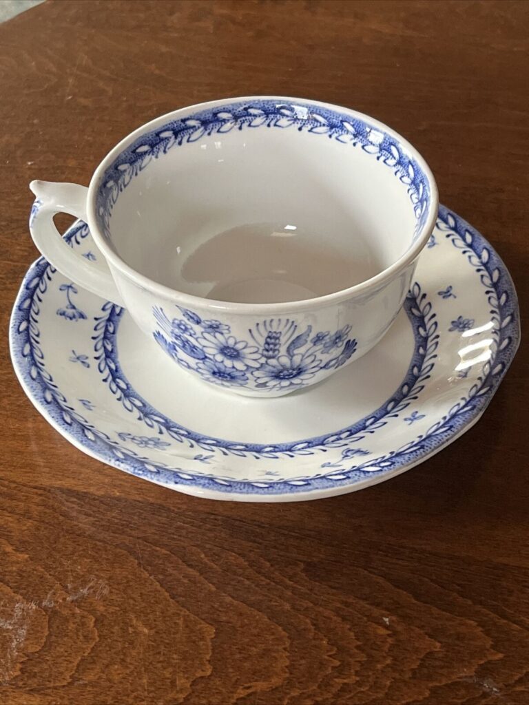 Read more about the article Vintage Arabia Finland Suomi Finlandia Blue Floral Tea Cup and Saucer Set *READ*