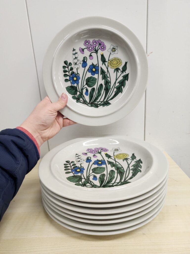 Read more about the article 8 Esteri Tomula Flora Dinner Plates 1979 Stoneware Arabia Finland Ulla Procope