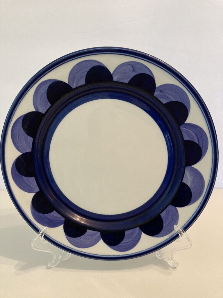 Read more about the article Vintage Arabia Finland Paju Blue and White Dinner Plate  Anja Jaatinen MCM Plate