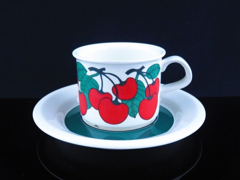 Read more about the article ARABIA #62 Kirsikka coffee cup saucer Inkeri Seppala