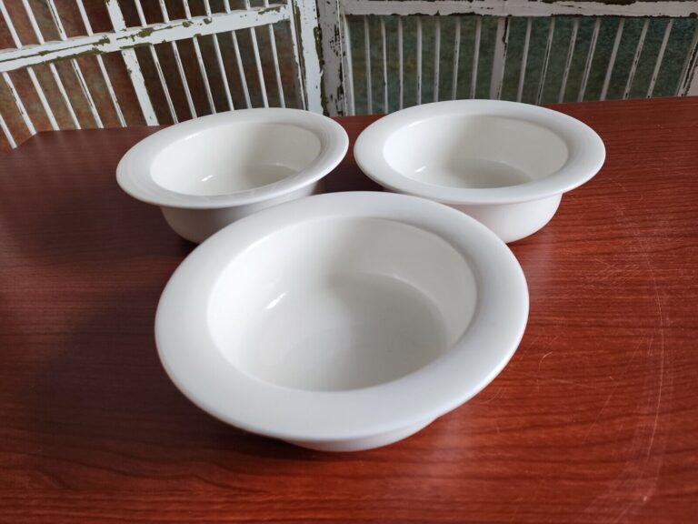 Read more about the article Arabia Finland Set Of 3 Arctica Rim Cereal / Soup 6-1/4″ White Porcelain Bowls