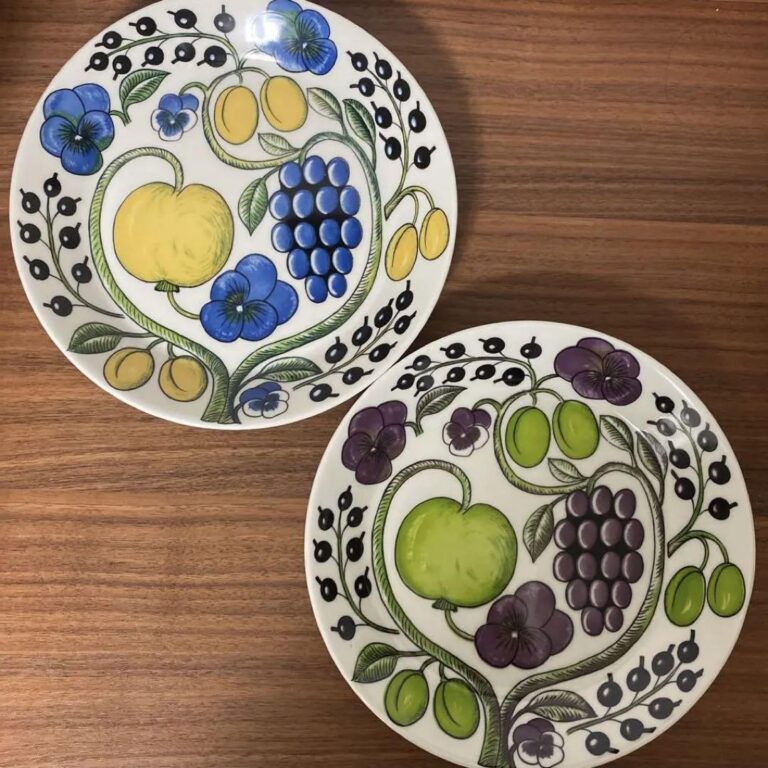 Read more about the article ARABIA Paratiisi Kaipiainen Old Logo Plate 2pcs Set No Box Finland Multicolor