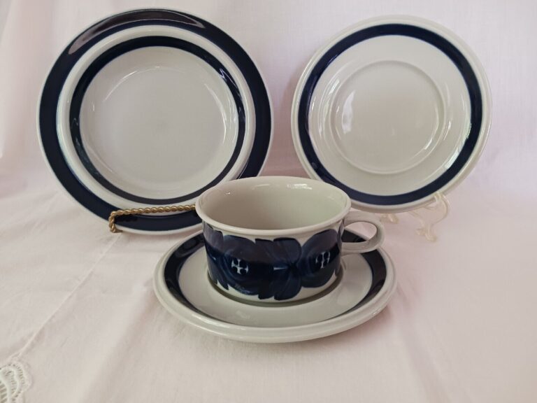 Read more about the article Arabia Finland Anemone 4 Pc Lot   2 Saucers  1 Cup  1 Cereal Bowl