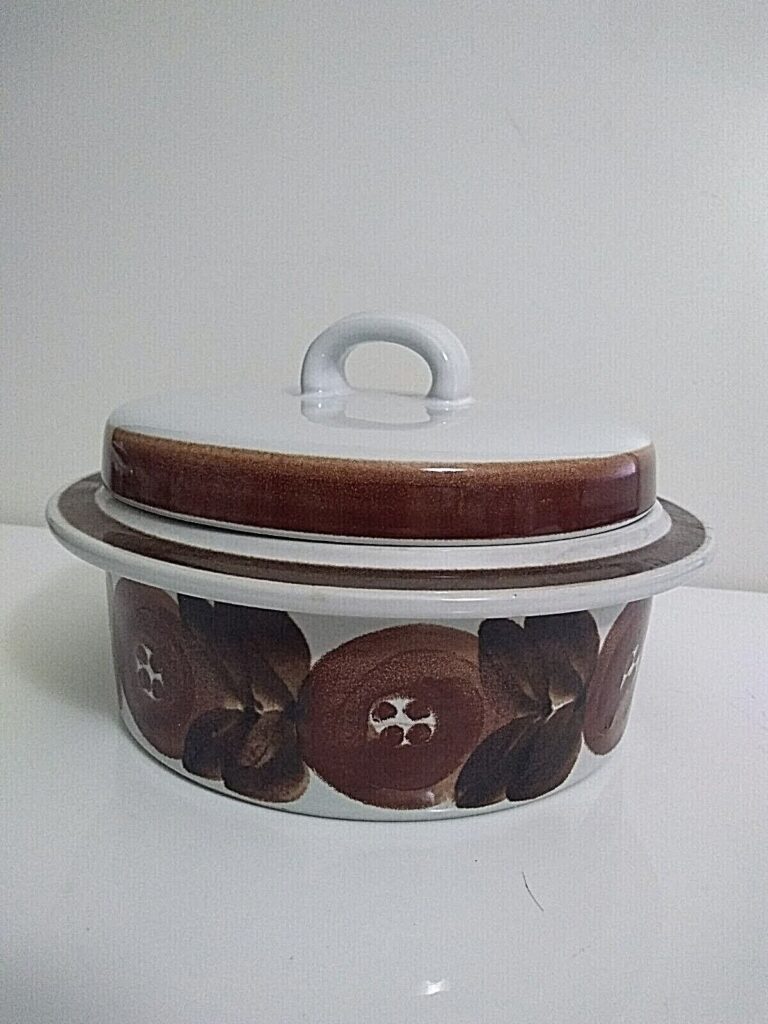 Read more about the article Vintage 1970s ARABIA FINLAND Rosmarin Anemone Brown Casserole Dish Soup Tureen