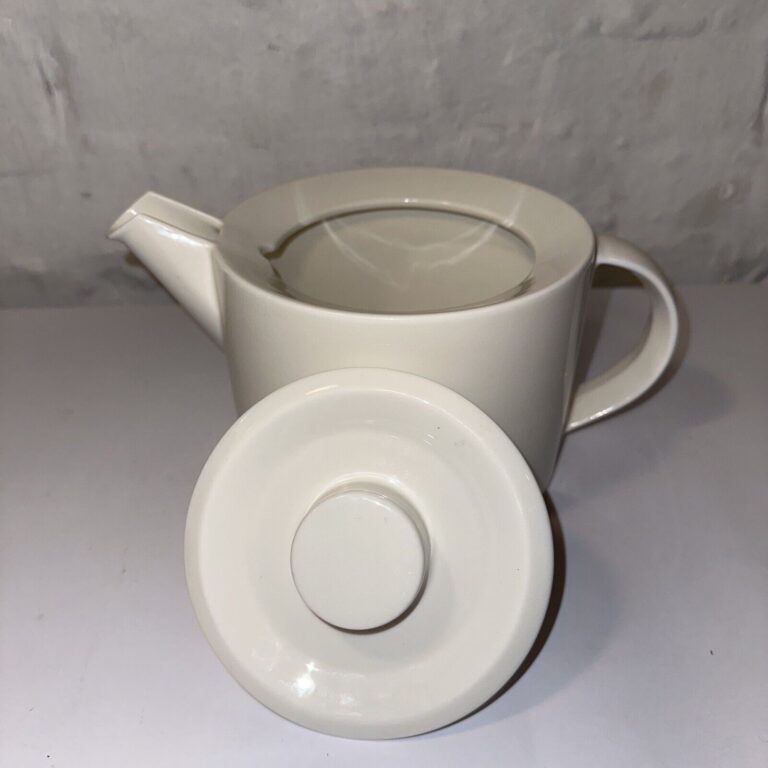 Read more about the article Arabia Finland – Moreeni  White – Coffee Pot – Teapot- Tea Pot 4.5” Tall Ceramic