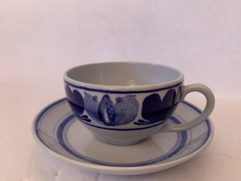 Read more about the article VINTAGE ARABIA FINLAND BLUE LAUREL FLORAL EXPRESSO CUP AND SAUCER   **EUC**