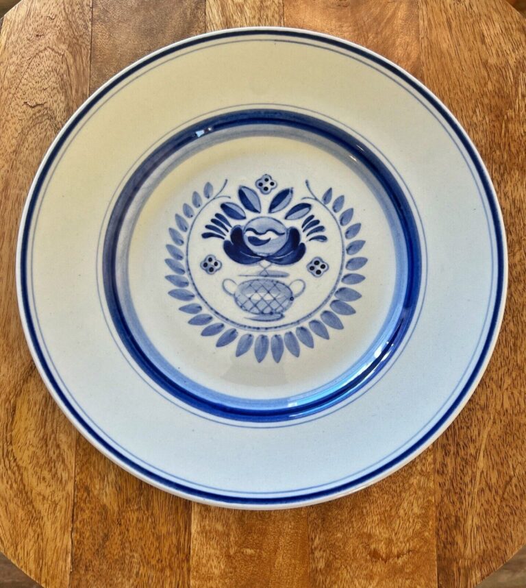 Read more about the article Vintage Arabia Finland Blue Rose Dinner Plate Flower Rings 10 1/4″ Hand Painted