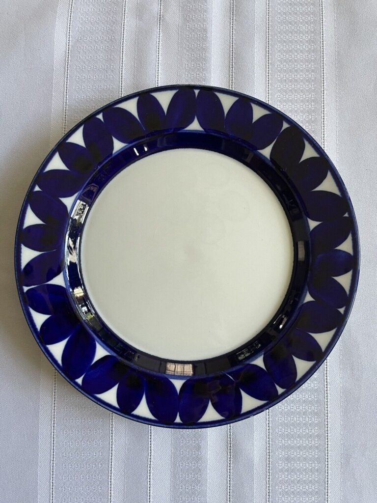 Read more about the article Sotka Blue Arabia of Finland 7 7/8″ Salad Plates Hand Painted
