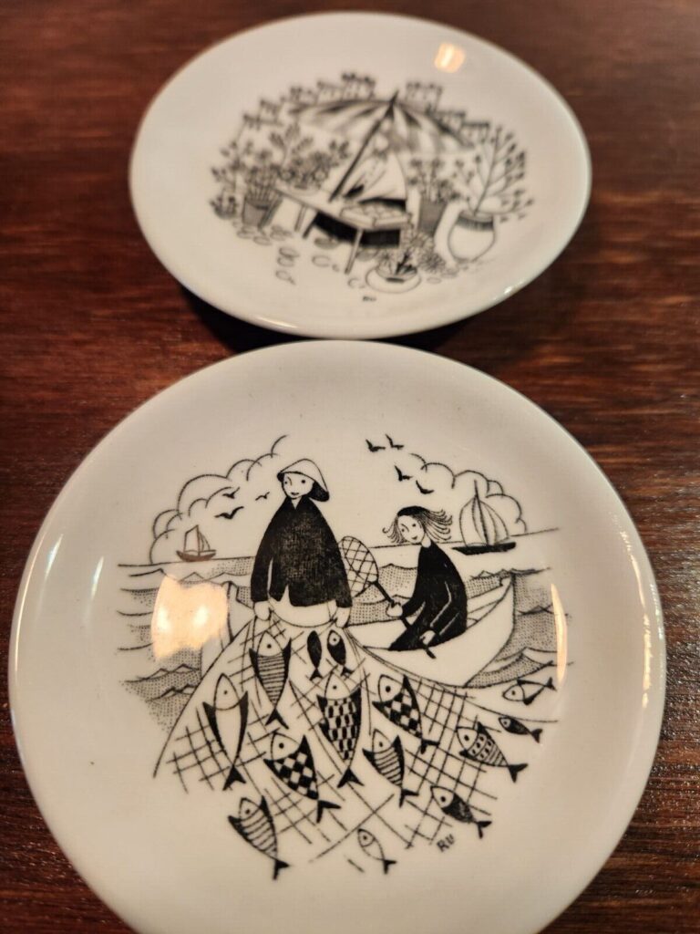 Read more about the article Emilia Set of 2 Wall Plates Made By Arabia Finland 1950 ‘3 1/2 “