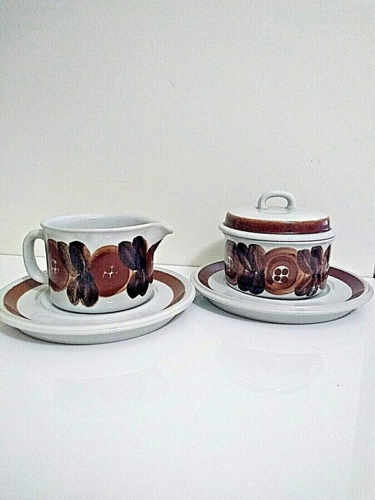 Read more about the article Vintage 70s ARABIA FINLAND Rosmarin Anemone Brown Creamer Sugar Bowl   Set