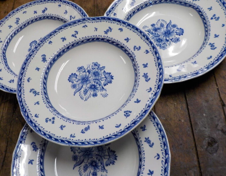 Read more about the article Vintage ARABIA Finland FINN FLOWER Blue and White 9″ Soup Bowls Lot of 4