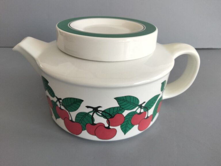 Read more about the article Arabia Finland Kirsikka Cherry Cherries 4 Cup Teapot with Infuser