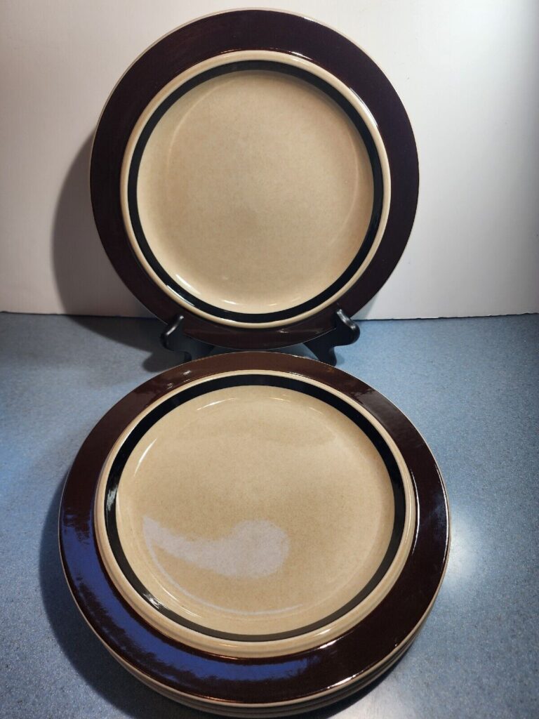 Read more about the article Arabia Finland Ruija Troubadour * 4 DINNER PLATES * 10 1/8″   Brown Bands  EXC!