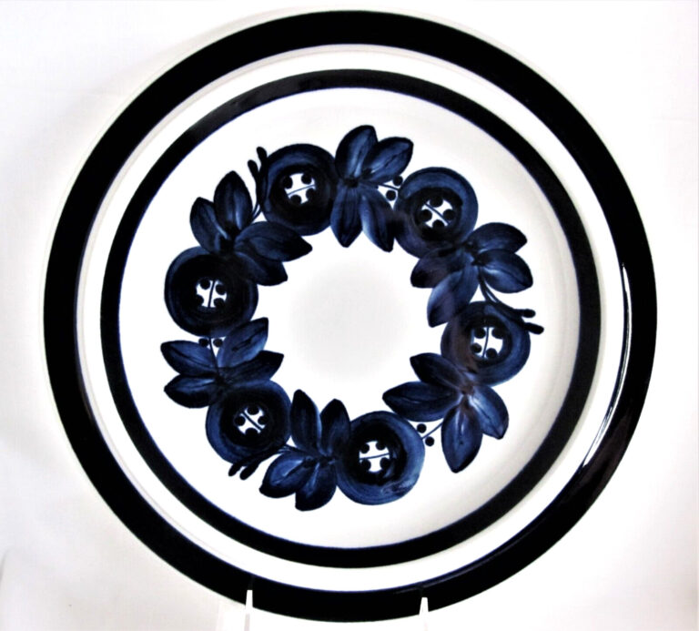 Read more about the article Arabia  Finland  Anemone Pattern 13″ Round Serving Plate/Platter
