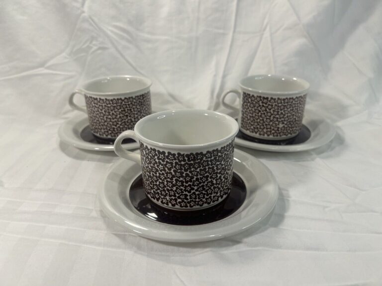 Read more about the article 1970s Arabia Finland Brown Flowers Faenza Tea Cups and Saucers – Set of 3
