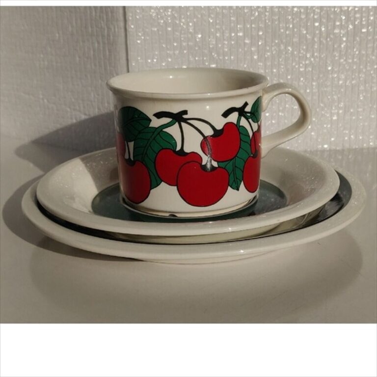 Read more about the article Arabia Finland Kirsikka Cherry TEA COFFEE CUPS Plate Saucer