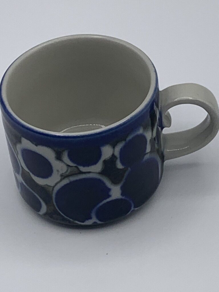 Read more about the article Arabia Finland Saara Stoneware Small Mug Mid-Century Modern Flower Blue Rare 