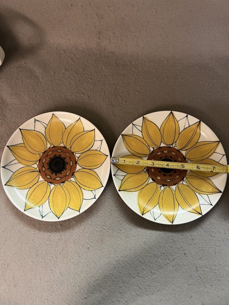 Read more about the article Arabia Finland Sun Rose / Sunflower 7 3/4” Plate by Hilkka Liisa Ahola -Set of 2