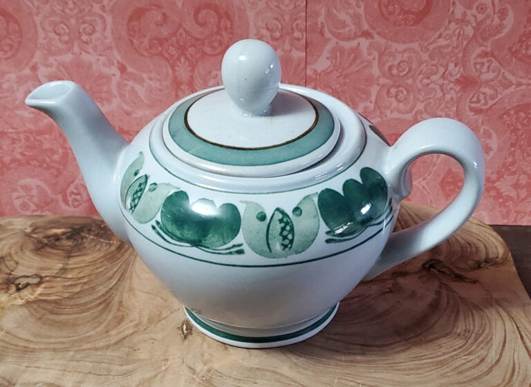 Read more about the article Vintage ARABIA of Finland 5 Cup Teapot and Lid Green Laurel Pottery Lovely