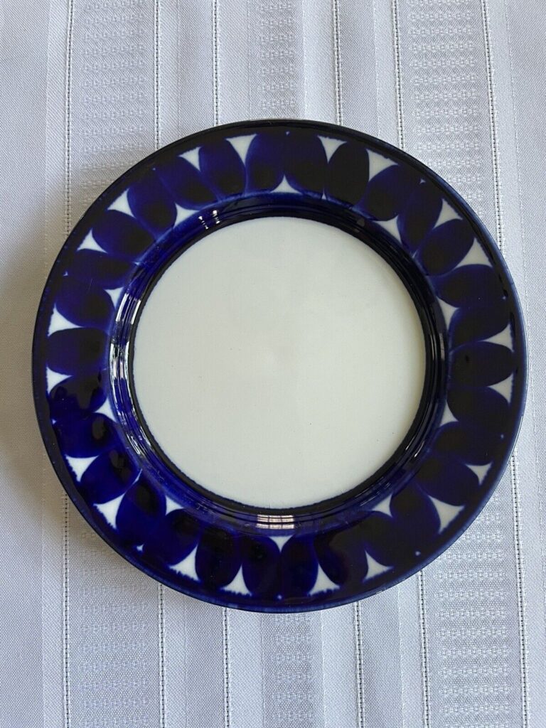 Read more about the article Vintage Sotka Blue Arabia of Finland 6 3/4” Bread and Butter Hand Painted plate