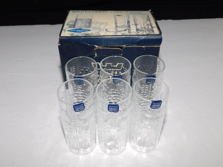 Read more about the article 6 ARABIA FINLAND FLORA 3 1/4″ TALL SHOT GLASSES IN BOX WITH LABELS NEVER USED