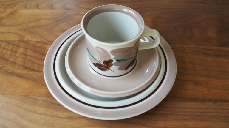 Read more about the article Arabia Koralli Coffee Cup Coralli Plate Model Saucer Finland Vintage Cake