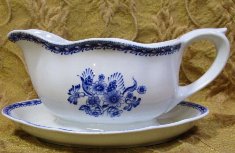 Read more about the article ARABIA of Finland FINN FLOWER Blue -GRAVY BOAT w/attached underplate