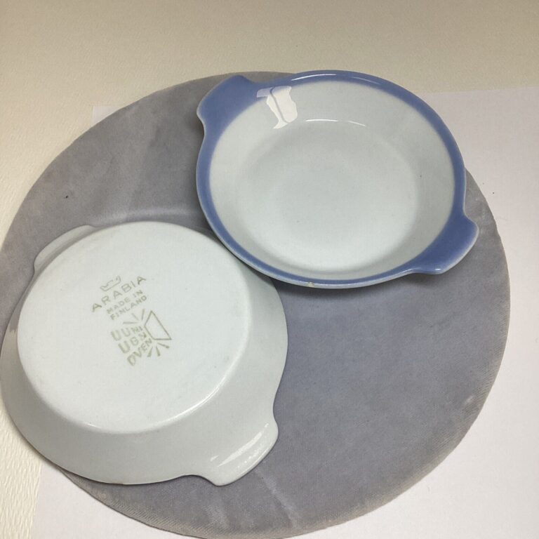 Read more about the article 2 Arabia Of Finland Blue Ribbon on White Small Dishes 4”