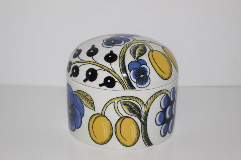 Read more about the article VINTAGE ARABIA FINLAND PARATIISI OVAL SUGAR BOWL WITH LID