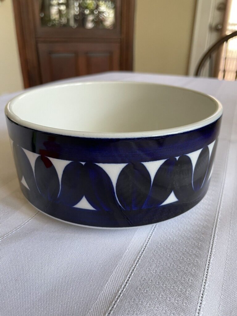 Read more about the article Vintage  Sotka Blue Arabia of Finland  Handpainted 6in round serving dish